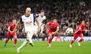 Tottenham lên nhì bảng Europa League