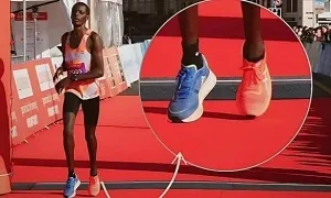 Runner Kenya đi 2 giày khi về nhì giải half marathon