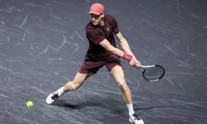 Sinner lần đầu vào tứ kết Paris Masters Sinner lần đầu vào tứ kết Paris Masters